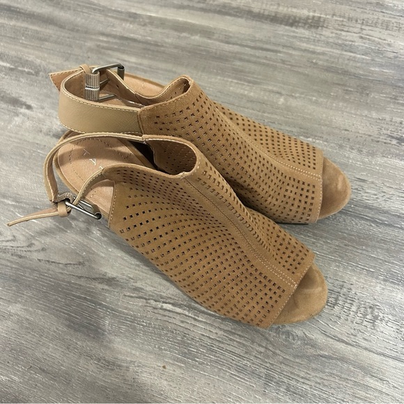 Tahari Margaret Tan Suede Leather Block Heel Peep Toe - Picture 3 of 7